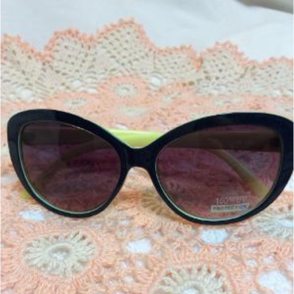 2023 Brand New Fashion Women’s Sunglasses Shades in packaging